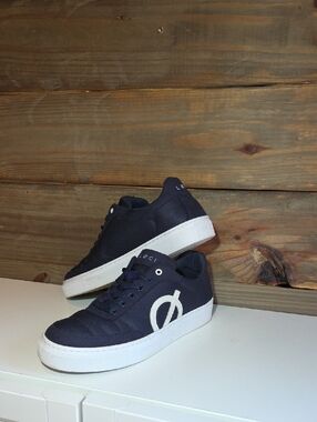 Løci Navy Canvas Sneakers with White Contrast Sole